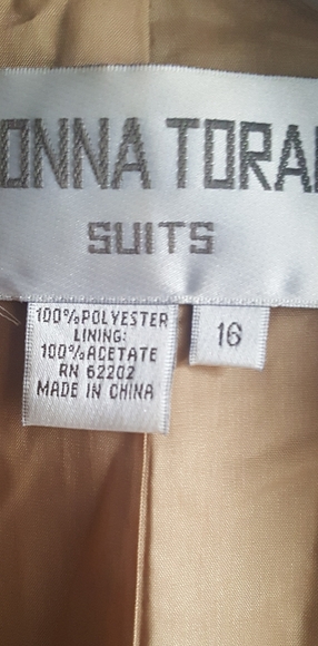 ---Donna Toran Vtg Tan 2pc suit - Picture 8 of 8